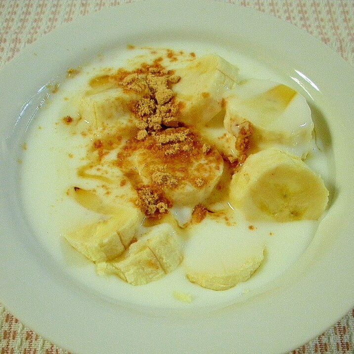 簡単デザートに！バナナのハチミツきな粉ヨーグルト